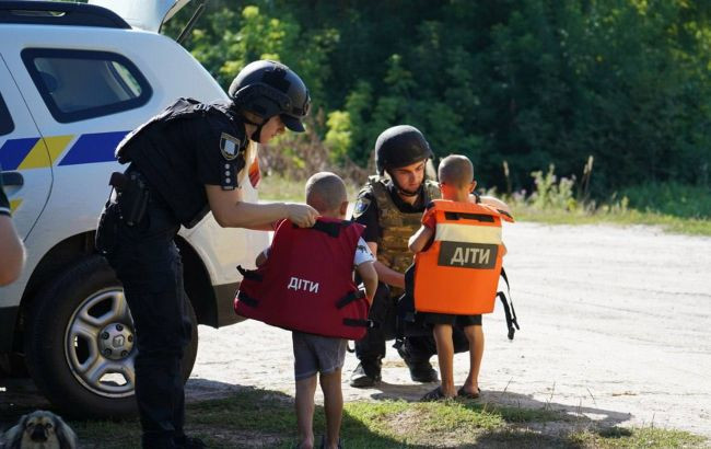 В Украине разрешили принудительную эвакуацию детей из опасных регионов – закон подписан