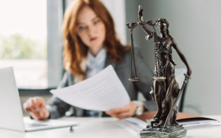 Три роки керувала фірмою сама: у Британії юристку відсторонили від професії