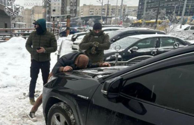 21000 доларів за переправлення чоловіка в Молдову — викрили двох таксистів з Броварів