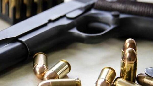 Суд отказал в пробации и назначил три года заключения за незаконное оружие: детали дела