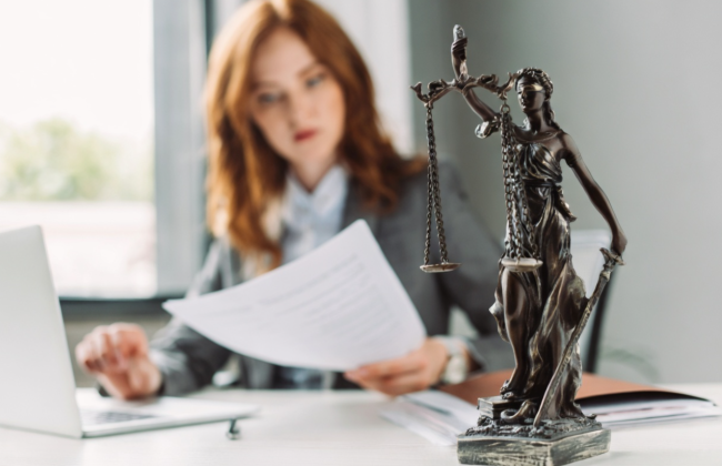 Три года руководила фирмой сама: в Великобритании юристку отстранили от профессии