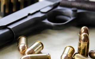 Суд отказал в пробации и назначил три года заключения за незаконное оружие: детали дела