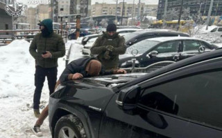 21000 долларов за переправку мужчины в Молдову — разоблачены двое таксистов из Броваров