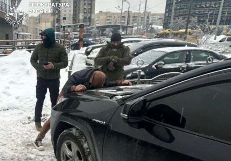 21000 доларів за переправлення чоловіка в Молдову — викрили двох таксистів з Броварів