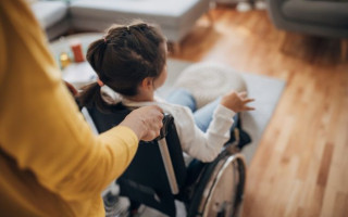 Новые выплаты, ассистент для семей и дневные центры: какие изменения готовят для семей с детьми с инвалидностью