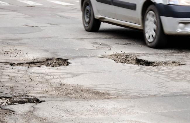 У Києві оголосили ремонт доріг: що кажуть у КМДА про аварійну ямковість
