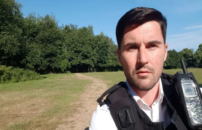 У Британії судять поліцейського, який робив селфі на місці вбивства