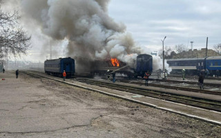 Россияне ударили по транспортной инфраструктуре Николаева: горит вагон поезда, есть раненый
