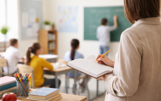 Зарплаты учителей могут отвязать от «минималки»: что предлагают в Минобразования
