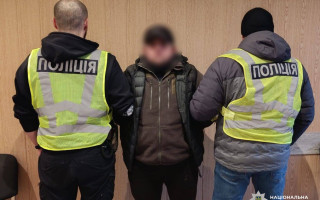 На Майдані іноземець танцював на Народному меморіалі пам’яті захисників – поліція ініціювала заборону в’їзду