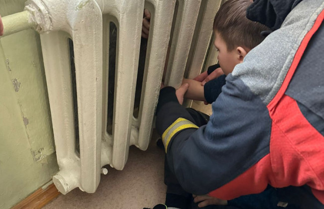 В Киеве спасатели помогли ребенку, рука которого застряла в батарее