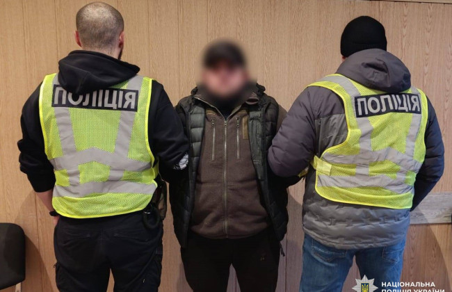 На Майдане иностранец танцевал на Народном мемориале памяти защитников – полиция инициировала запрет въезда