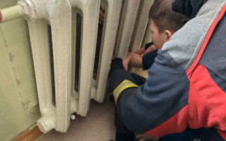 В Киеве спасатели помогли ребенку, рука которого застряла в батарее