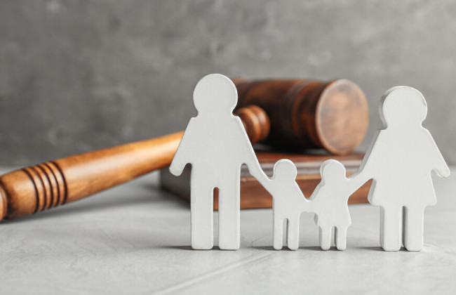 Зміна розміру та способу стягнення аліментів: які обставини враховує суд