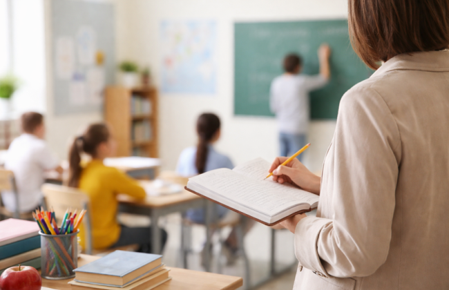 Зарплаты учителей могут отвязать от «минималки»: что предлагают в Минобразования