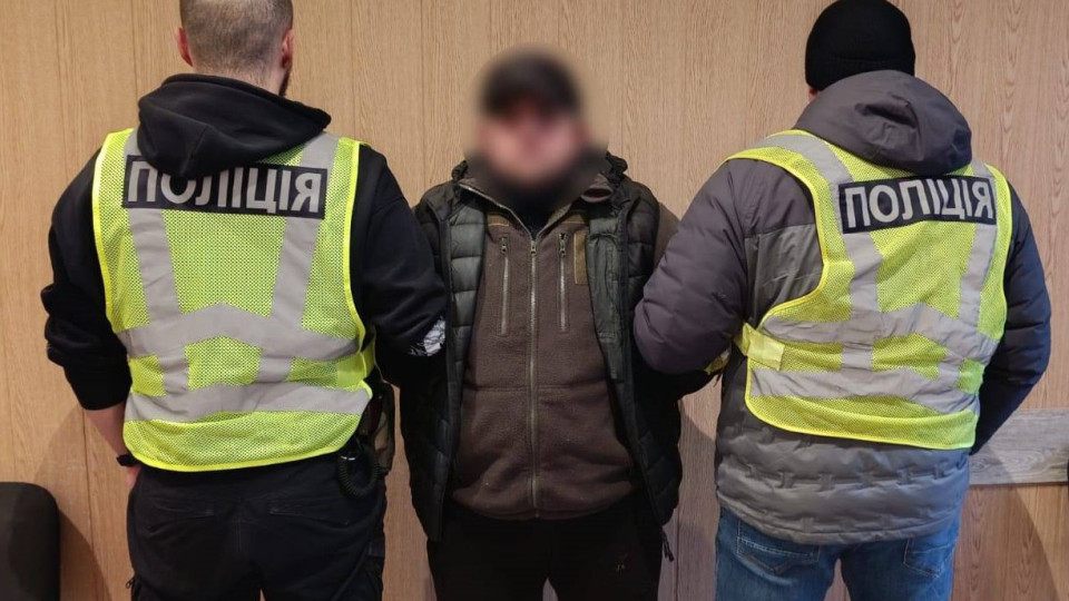 На Майдане иностранец танцевал на Народном мемориале памяти защитников – полиция инициировала запрет въезда