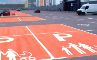 В Україні запровадили окремі паркомісця для авто, що перевозять дітей до 3 років – закон набрав чинності