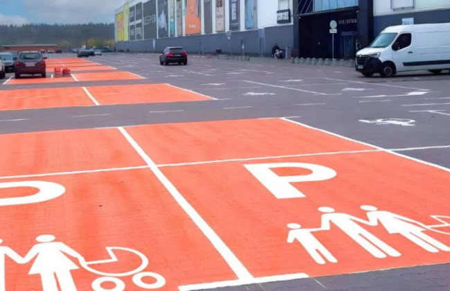 В Україні запровадили окремі паркомісця для авто, що перевозять дітей до 3 років – закон набрав чинності