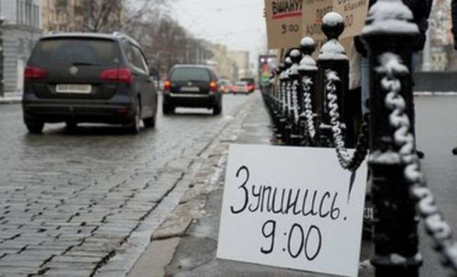 В Украине на уровне закона ввели ежедневную минуту молчания в 9:00: что изменится для граждан