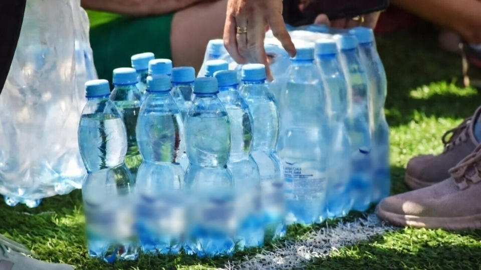 АМКУ оштрафовал производителя воды, потому что она оказалась не из Карпат