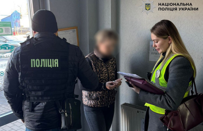У Києві затримали трьох «бізнесменів» за хабарі за «пріоритетну» перереєстрацію авто