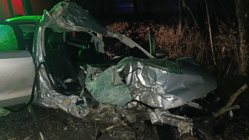 На Столичном шоссе в Киеве водитель «припарковался» в дерево
