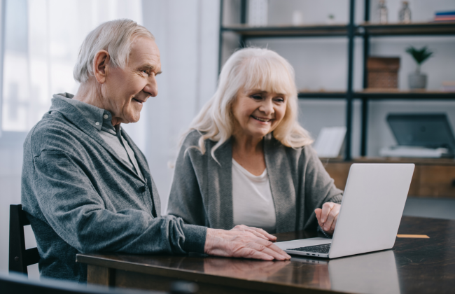 Держслужбовець отримує грошову допомогу при виході на пенсію — чи нараховується ЄСВ