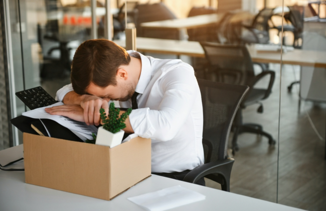 Невыплата зарплаты, нарушение договора или моббинг: когда для увольнения требуется решение суда