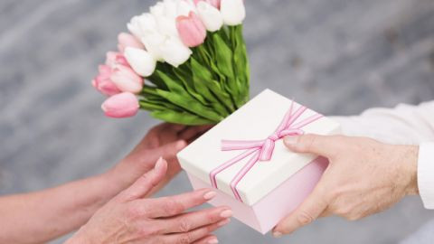 Чи чекають українки на привітання 8 березня та від кого – результати опитування