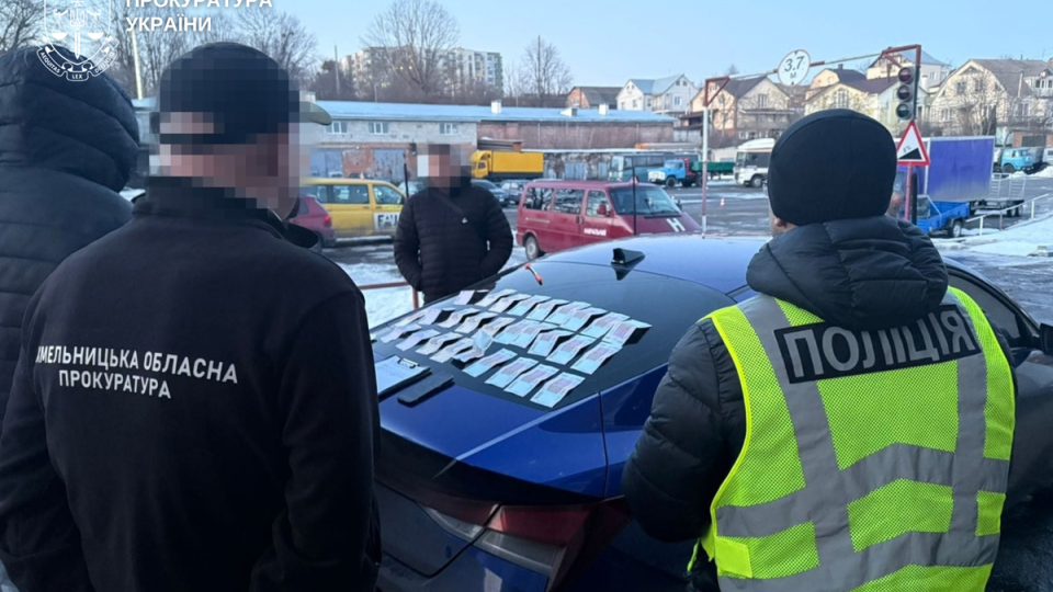 В Хмельницкой области мужчина за 18 тысяч гривен обещал «помочь» сдать экзамен на водительское удостоверение