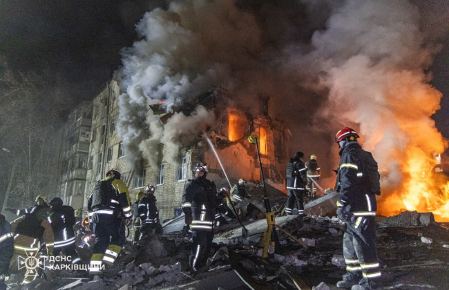 РФ вдарила ракетою по житловому будинку в Харкові: 7 людей загинули, в тому числі дві дитини