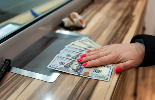 В Україні можуть виникнути проблеми з готівковою валютою через захоплення інкасаторських автомобілів в Угорщині — НБУ