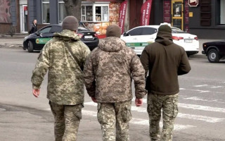 Вибили скло, травмували військових: на Волині 7 машин заблокували авто ТЦК, щоб звільнити чоловіка