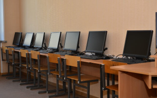 У половины украинских школ компьютеры, которым до 20 лет – Счетная палата обнаружила пробелы в цифровизации образования