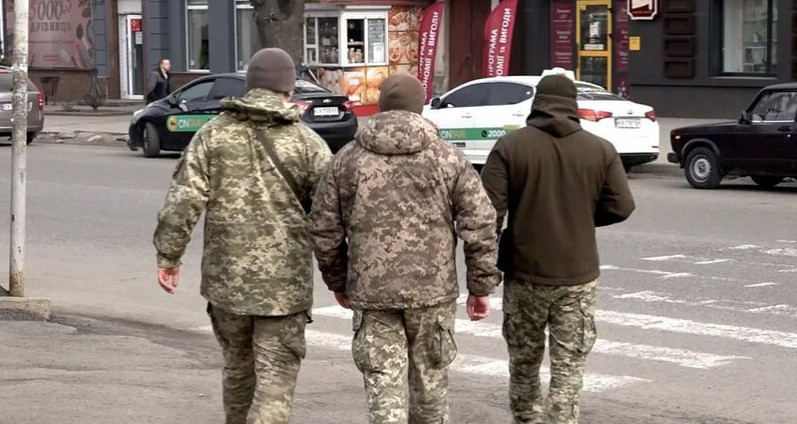 Выбили стекло, травмировали военных: на Волыни 7 машин заблокировали авто ТЦК, чтобы освободить мужчину
