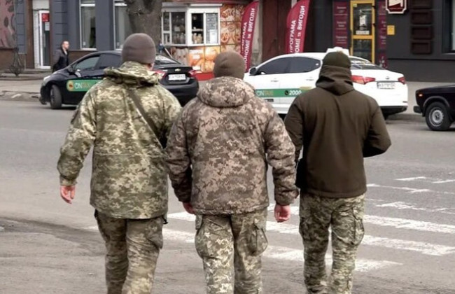 Вибили скло, травмували військових: на Волині 7 машин заблокували авто ТЦК, щоб звільнити чоловіка