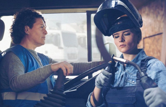 Жінки приходять на «чоловічі» спеціальності, але гендерний розрив у зарплатах зберігається – ситуація на ринку праці