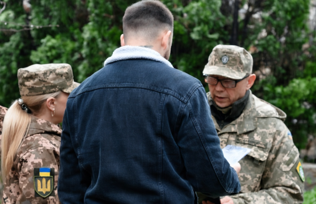 На Прикарпатье мужчина с ножом напал на группу оповещения ТЦК: ранены двое военных