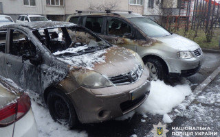 У Києві чоловік підпалив автомобіль сусідки через образу — тепер йому загрожує в’язниця