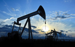 G7 обсуждает открытие стратегических запасов нефти из-за резкого роста цен