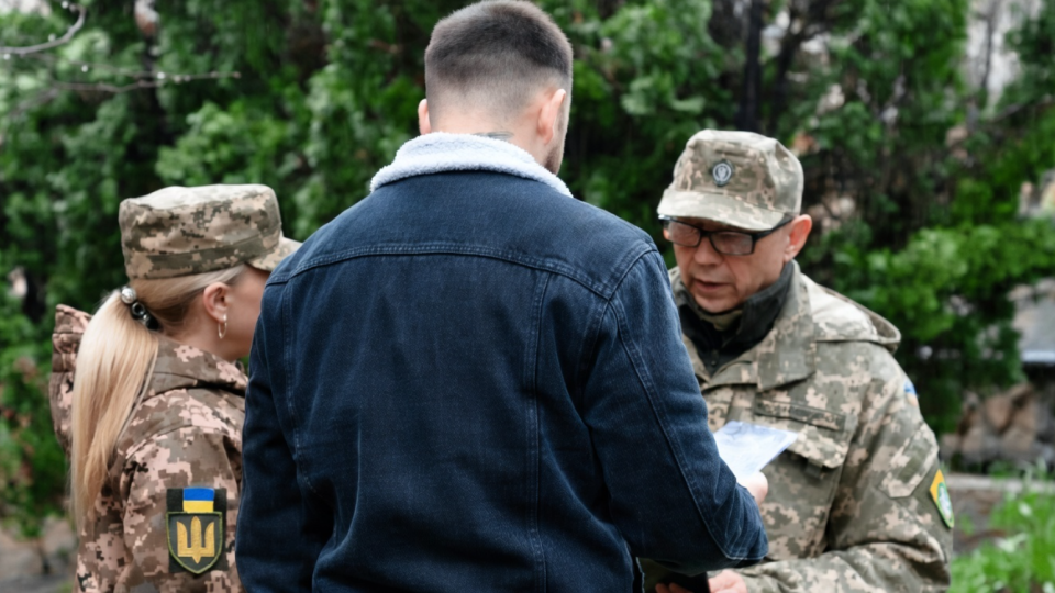 На Прикарпатье мужчина с ножом напал на группу оповещения ТЦК: ранены двое военных