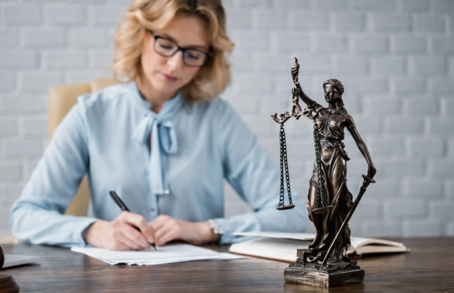 Женщина через 17 лет подала в суд на юристов за неправильный совет во время развода — и проиграла