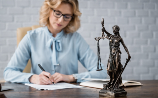 Жінка через 17 років подала до суду на юристів за неправильну пораду під час розлучення — і програла