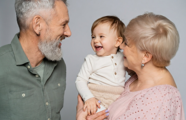 Південна Корея платить бабусям і дідусям по 200 доларів на місяць за догляд за онуками