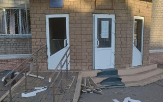 Через російський обстріл пошкоджена будівля податкової у Краматорську, фото