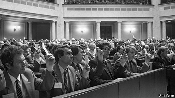 Депутати, які проголосували за незалежність України, отримають дипломатичні паспорти і довічне утримання: підписано Закон