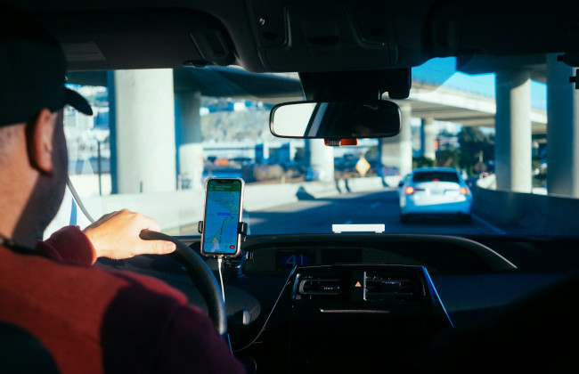 Реформа ринку таксі: водіям дозволять працювати без ФОП, але з QR-кодом та сертифікатом