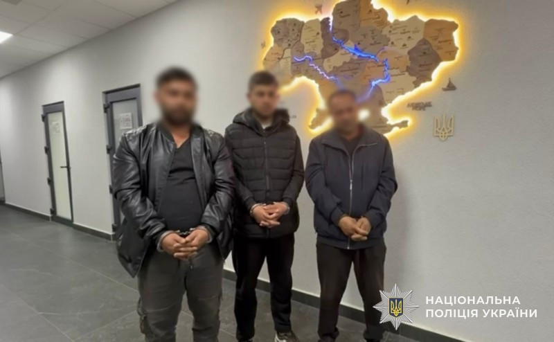 Били палицями по авто: на Закарпатті затримали ромів, які напали на військових ТЦК