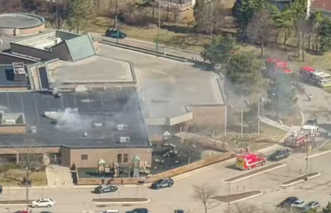 У США автомобіль врізався в будівлю синагоги, повідомляється про стрілянину — відео