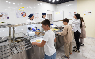 Бесплатные горячие обеды в школах: с сентября 2026 года программу расширят на 3 млн учеников